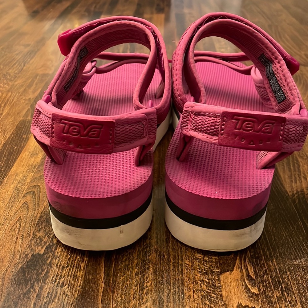 Pink flatform Teva size 8